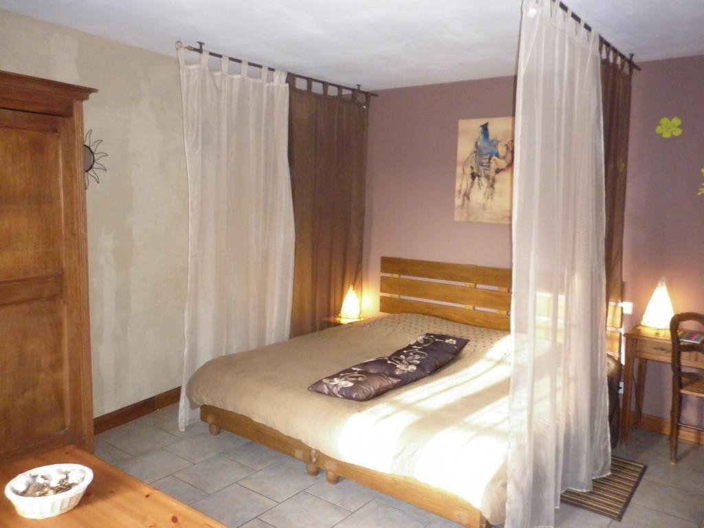 Hôtel La Chartreuse à Poilly-sur-Tholon Chambre photo