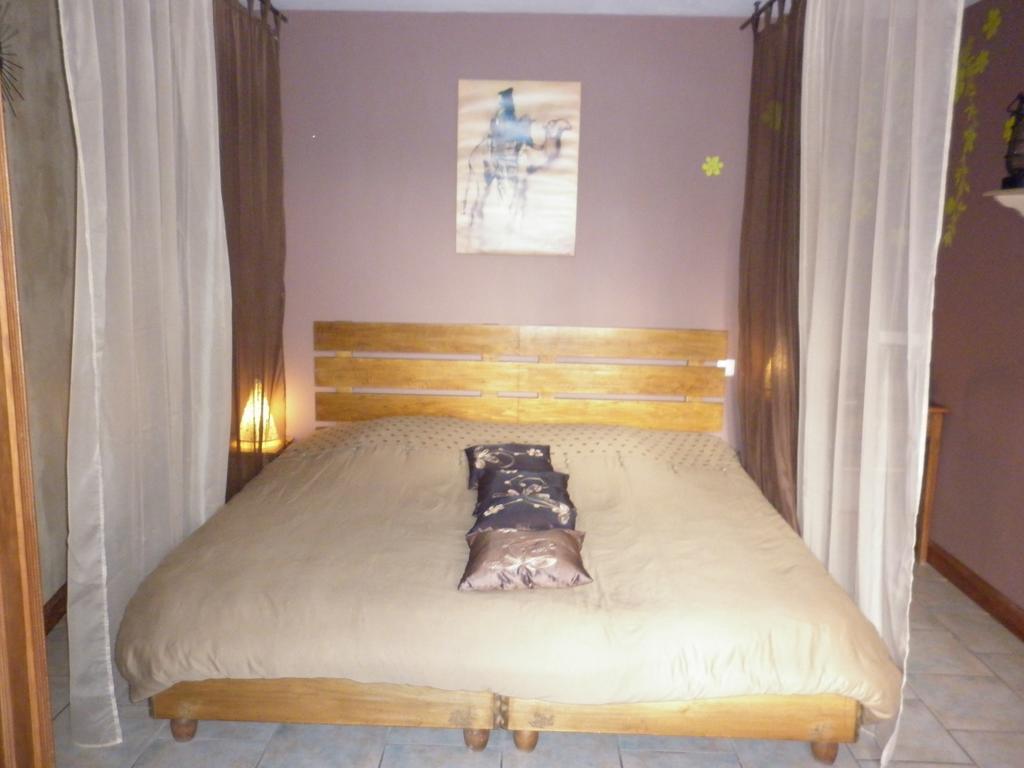 Hôtel La Chartreuse à Poilly-sur-Tholon Chambre photo