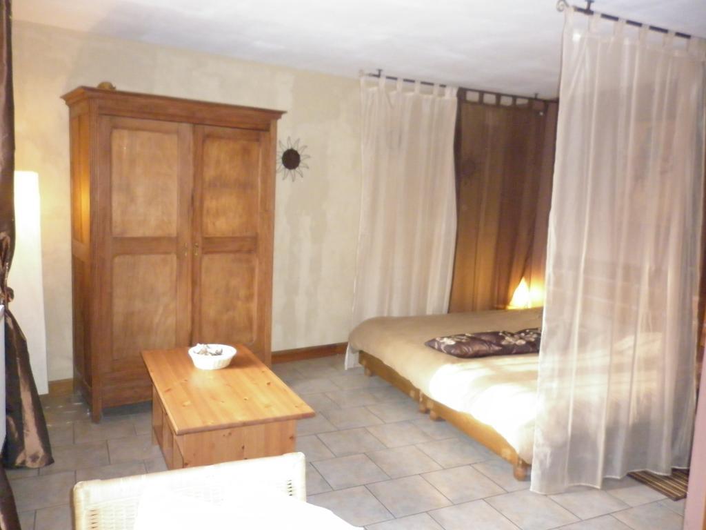 Hôtel La Chartreuse à Poilly-sur-Tholon Chambre photo